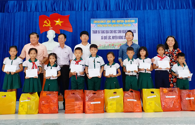 Niềm vui của học sinh miền núi khi nhận được quà từ các nhà hảo tâm. Ảnh: T.T