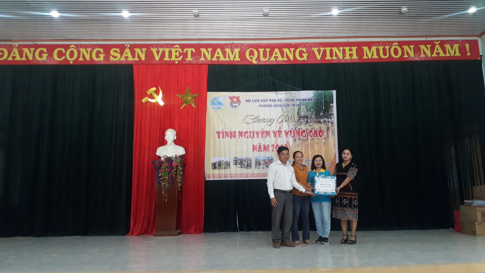 lãnh đạo phường Điện Nam Trung trao quà lãnh đạo xã Alăng